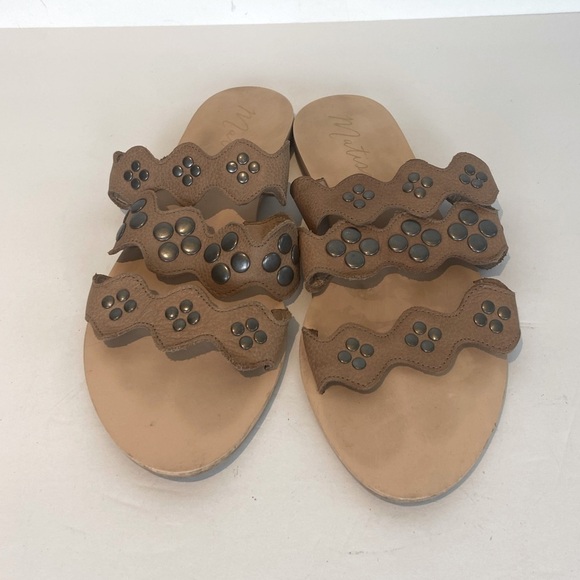 Matisse Women's Sandals Size 8 M Leather Flat Studded Wide Eyed Beige Slip On - Picture 1 of 6